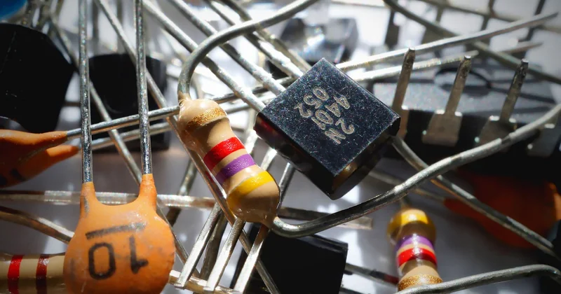UDIMM, RDIMM, LRDIMM : les formats qui ne se parlent pas